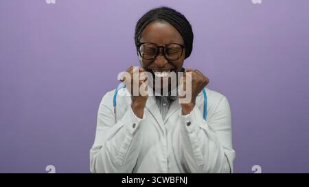 Donna sorridente dottore con occhiali e stetoscopio su sfondo viola che irradia felicità e fiducia nella sua professione. Foto Stock