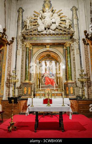 Salamanca, Spagna - 4 marzo 2025: Opere d'arte religiosa in mostra nella Cattedrale di Salamanca Foto Stock