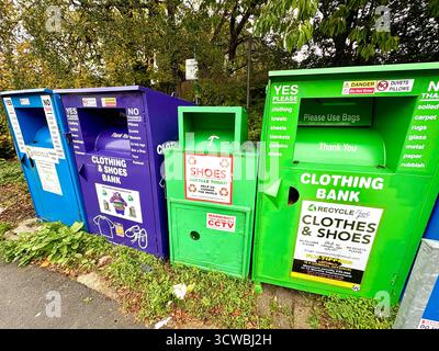 Contenitori Oxfam e della collezione di beneficenza per abbigliamento, scarpe e accessori indesiderati, villaggio di Holcombe Brook a Ramsbottom, Greater Manchester, Regno Unito Foto Stock
