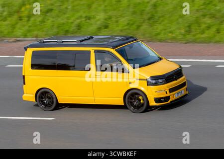 2015 VW Volkswagen Transporter T32 Startline TDI 140 LCV Panel Van Diesel 1968 cc; viaggia a velocità sostenuta sull'autostrada M61, Manchester, Regno Unito Foto Stock