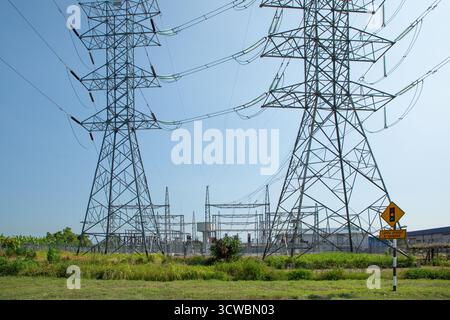 Kuala Lumpur, Malesia 01.08. 2024. Tralicci elettrici in Malesia. Poli di alimentazione ad alta tensione. Rete di distribuzione di energia elettrica. pali di alimentazione e substa Foto Stock