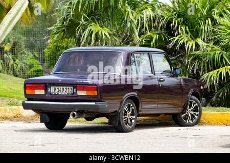 Varadero, Cuba - 2 settembre 2023: Berlina viola Lada Riva 2107 (VAZ 1600) a Varadero, Cuba, vista posteriore Foto Stock