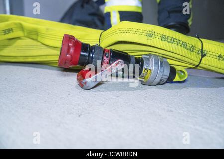 Tubo antincendio con valvola collegata a terra, situazione di emergenza, esercizio antincendio nel nuovo tunnel di costruzione della Hermann Hesse rai Foto Stock