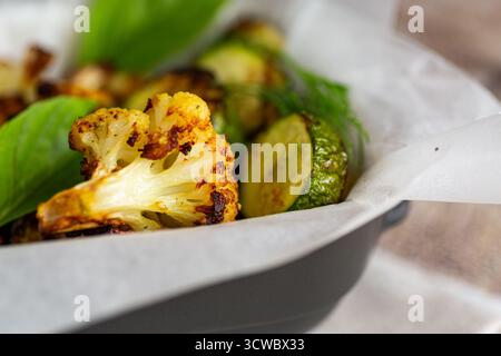 Verdure al forno con crosta dorata in carta pergamena Foto Stock