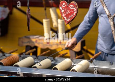 Budapest, Ungheria - 20 agosto 2024: Tradizionale torta ungherese a forma di camino che ruota sopra i carboni Foto Stock