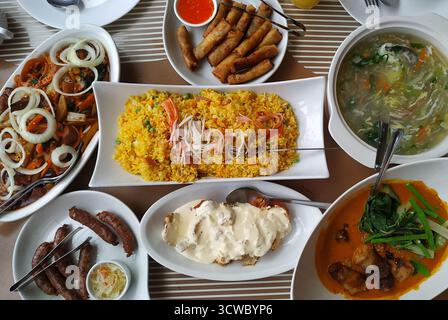 Piatti asiatici misti con riso fritto e involtini primaverili Foto Stock