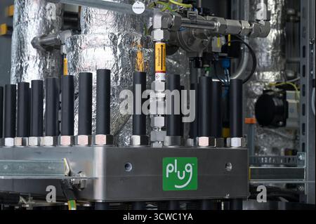 GERMANIA, Amburgo, Buetzberg Biogas e impianto di compostaggio della società di gestione dei rifiuti di Amburgo, nuovo impianto a idrogeno costruito bei Vorwerk con elettrolizzatore della società americana Plug Power Inc. Per la produzione di idrogeno verde da energie rinnovabili / DEUTSCHLAND, Biogas- und Kompostwerk Bützberg der Stadtreinigung Hamburg, Wasserstoff Elektrolyse Anlage gebaut von Friedrich Vorwerk Group se se Elektrolyseur der grünem der Elektrolyseur der Hererwerk GmbH GmbH, Wassererscherschen Überschußstrom, Solar Power Inc. der Wasserstoff wird im Biogaswerk für die biologis Foto Stock