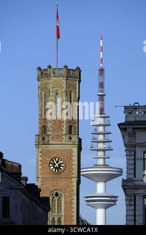 Torre del vecchio ufficio postale, Heinrich Hertz Tower sullo sfondo, Amburgo, Germania Foto Stock