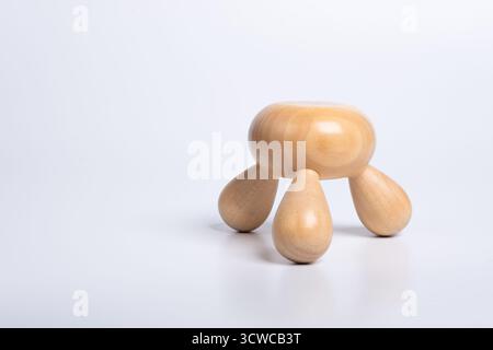 Massaggiatore mani in legno su sfondo bianco isolato. Tradizionale massaggiatore manuale in legno. Spa e terapia Foto Stock