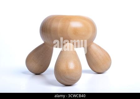 Massaggiatore mani in legno su sfondo bianco isolato. Tradizionale massaggiatore manuale in legno. Spa e terapia Foto Stock