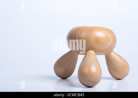 Massaggiatore mani in legno su sfondo bianco isolato. Tradizionale massaggiatore manuale in legno. Spa e terapia Foto Stock