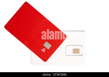 Carta di pagamento senza contatto di colore rosso brillante posizionata su un gestore di schede SIM di un telefono cellulare di colore bianco Foto Stock