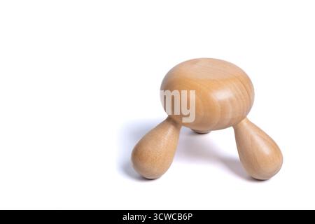 Massaggiatore mani in legno su sfondo bianco isolato. Tradizionale massaggiatore manuale in legno. Spa e terapia Foto Stock