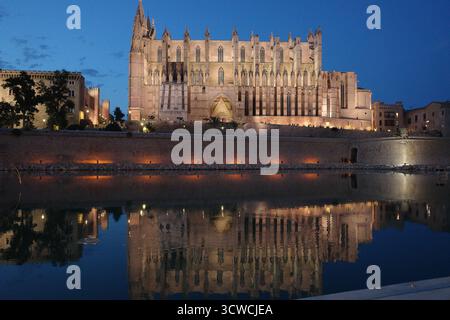 Palma di Maiorca, Spagna - 23 giugno 2025: Cattedrale di Palma illuminata di notte, Maiorca, Spagna Foto Stock