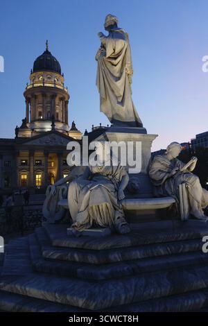 Monumento di Schiller sul Gendarmenmarkt, Berlino, Germania Foto Stock