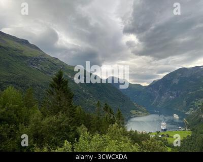 Vista panoramica della lussuosa nave da crociera norvegese prima sulle acque del Geirangerfjord nella regione di Sunnmøre nella contea di Møre og Romsdal, Norvegia. Foto Stock