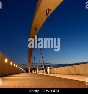 Hoge Brug, Maastricht, Paesi Bassi – moderno ponte pedonale e ciclabile al crepuscolo Foto Stock