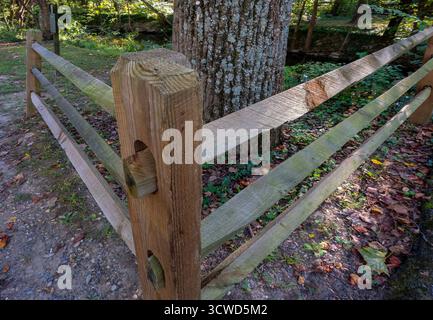 Una recinzione di legno in un parco Foto Stock