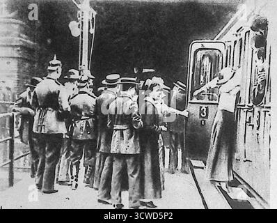 Dal numero di ottobre 1914 di le Miroir, un'immagine in bianco e nero mostra nuove reclute tedesche che salgono su un treno a Berlino. Con l'intensificarsi dello sforzo bellico, anche i ragazzi di sedici anni furono mobilitati per servire nell'esercito tedesco. La fotografia trasmette la portata della coscrizione e l'urgenza che la Germania deve affrontare allo scoppio della prima guerra mondiale. Tali immagini, riprodotte dalla stampa francese, sottolineavano la militarizzazione della società e la tensione del reclutamento sul fronte interno. Foto Stock