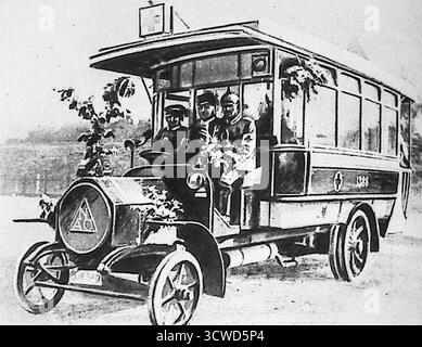 Un'immagine in bianco e nero dell'edizione di le Miroir dell'ottobre 1914 mostra gli autobus di Berlino richiesti per il servizio in tempo di guerra, qui posti sotto il controllo della Croce Rossa. Come in Francia, i veicoli civili furono comandati per il trasporto di soldati feriti e rifornimenti. La fotografia evidenzia come le infrastrutture urbane siano state reindirizzate per soddisfare le esigenze militari, riflettendo la tensione delle risorse che grava sulla Germania durante la prima guerra mondiale. Foto Stock