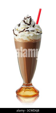 frullato di cioccolato in vetro con panna montata e sciroppo marrone isolato su bianco Foto Stock