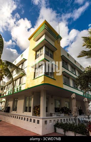 Facciata dell'hotel in stile Art Deco con pareti gialle e finiture verdi di Palm Trees Foto Stock