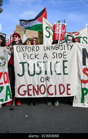 Londra, Regno Unito, 11 ottobre 2025: Decine di migliaia di manifestanti hanno marciato per le strade di Londra contro il continuo crsis di Gaza, Monkey Butler Images / Alamy Live News Foto Stock