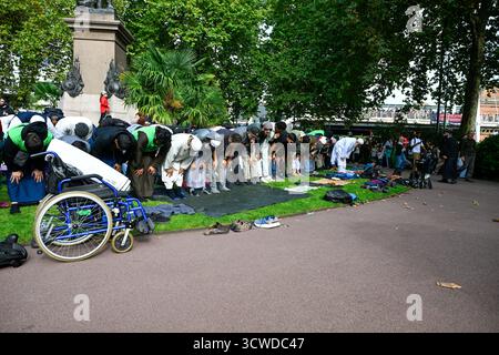 Londra, Regno Unito, 11 ottobre 2025: Decine di migliaia di manifestanti hanno marciato per le strade di Londra contro il continuo crsis di Gaza, Monkey Butler Images / Alamy Live News Foto Stock