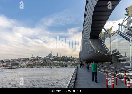 Istanbul Turchia 24 settembre 2024; tram e persone sul ponte della metropolitana del Corno d'Oro. Vista della stazione ferroviaria di Halic, una delle più affollate), localizza abov Foto Stock