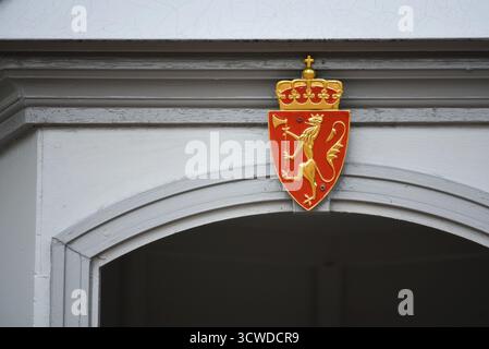 Lo stemma norvegese, un leone dorato su un campo rosso, coronato, e che tiene in mano un'ascia dorata con una lama d'argento al Palazzo reale di Oslo, Norvegia. Foto Stock