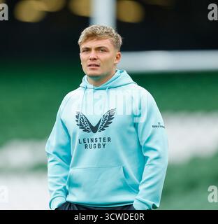 Aviva Stadium, Dublino, Irlanda. 11 ottobre 2025. United Rugby Championship, Leinster contro Sharks; il giocatore Leinster ispeziona il campo prima del calcio d'inizio Credit: Action Plus Sports/Alamy Live News Foto Stock