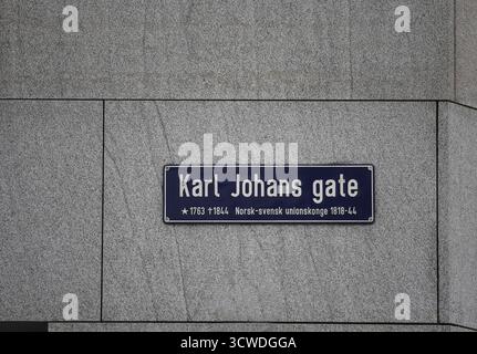 Cartello Karl Johans sull'omonima via dello shopping a Oslo, Norvegia. Foto Stock