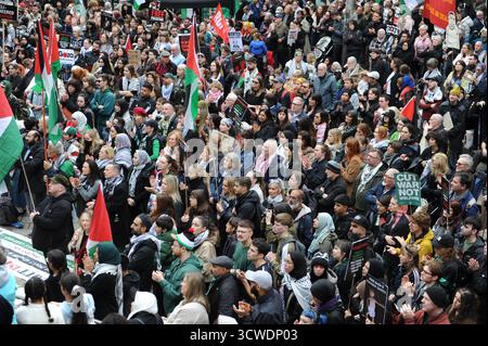 Glasgow, Regno Unito. 11° 10, 2025 - una panoramica della folla all'evento. I manifestanti si oppongono al genocidio del popolo palestinese da parte delle forze israeliane durante il conflitto nello Stato di Palestina. La polizia scozzese era in attesa, ma non sono stati fatti arresti durante la marcia da Glasgow Green a Buchannan Steps. Foto Stock