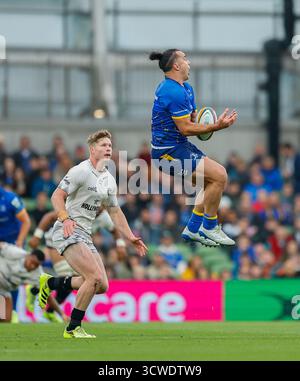 Aviva Stadium, Dublino, Irlanda. 11 ottobre 2025. United Rugby Championship, Leinster Versus Sharks; James Lowe di Leinster raccoglie l'alta palla Credit: Action Plus Sports/Alamy Live News Foto Stock
