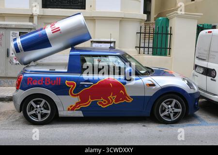 Mini utilizzato come veicolo promozionale per bevande Red Bull Foto Stock
