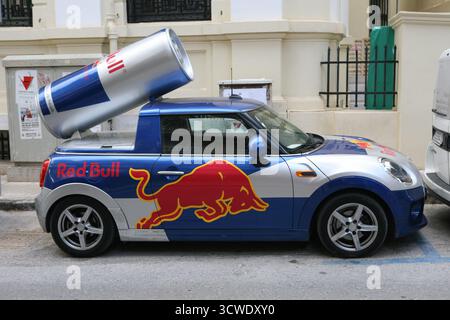 Mini utilizzato come veicolo promozionale per bevande Red Bull Foto Stock