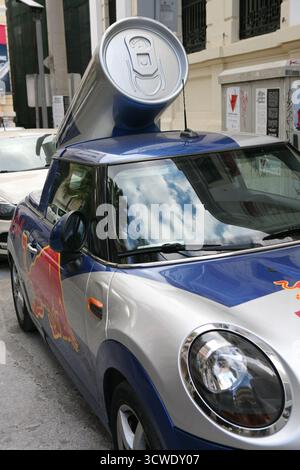 Mini utilizzato come veicolo promozionale per bevande Red Bull Foto Stock