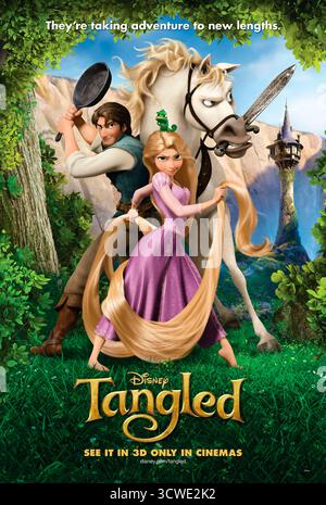 Tangled (2010) è un film diretto da Nathan Greno e Byron Howard, con Mandy Moore, Zachary Levi e donna Murphy. Una giovane principessa con i suoi magici capelli lunghi sfugge alla sua torre solitaria con l'aiuto di un ladro e scopre il mondo per la prima volta. SOLO PER L'USO EDITORIALE del poster STATUNITENSE. Crediti: BFA / Walt Disney Studios Motion Pictures Foto Stock