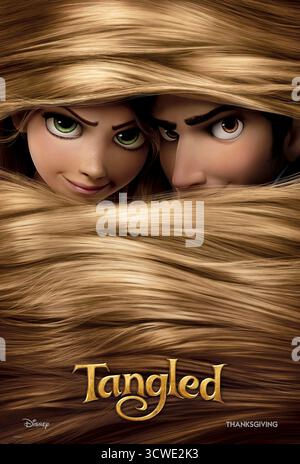 Tangled (2010) è un film diretto da Nathan Greno e Byron Howard, con Mandy Moore, Zachary Levi e donna Murphy. Una giovane principessa con i suoi magici capelli lunghi sfugge alla sua torre solitaria con l'aiuto di un ladro e scopre il mondo per la prima volta. SOLO PER L'USO EDITORIALE del poster STATUNITENSE. Crediti: BFA / Walt Disney Studios Motion Pictures Foto Stock