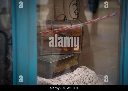 La via Krakowskie Przedmiescie è vista durante il costruttivo del film Lalka (bambola) a Varsavia, in Polonia, il 9 ottobre 2025. Dall'estate scorsa Foto Stock