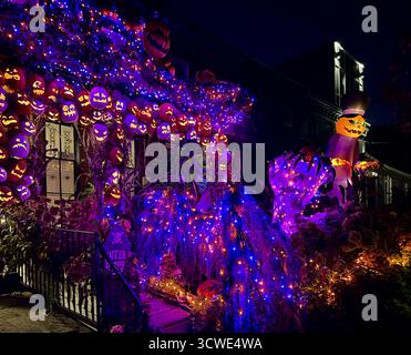 Le decorazioni di Halloween risplendono in una casa in Cambridge Street, in zona Fairmount di Filadelfia. Foto Stock