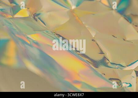 Un'immagine astratta e vibrante con motivi caleidoscopici riflettenti, suggestiva della modernità o del lusso a Foto Stock