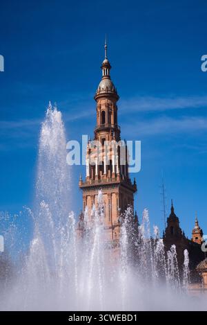 La Torre Norte della famosa Piazza della Spagna a Siviglia, in Spagna, fotografata in una giornata di sole con la fontana al centro della piazza. Foto Stock