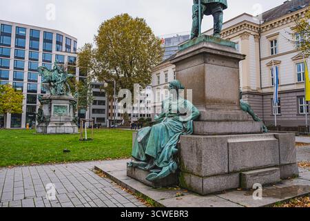 Bismarck Memorial, accanto al Ministero della giustizia, situato nel quartiere centrale di Dusseldorf Foto Stock