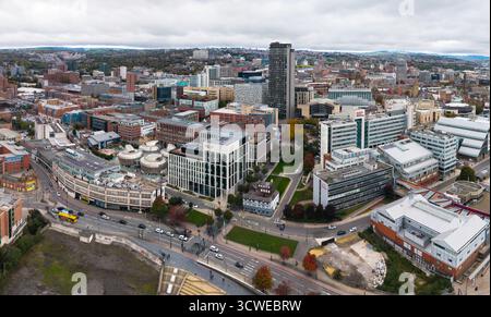 SHEFFIELD, REGNO UNITO - 7 OTTOBRE 2025. Una vista panoramica aerea dello skyline del centro di Sheffield e degli edifici e del campus della Sheffield Hallam University Foto Stock