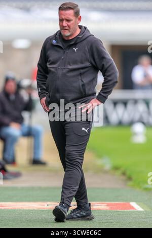 Northampton, Regno Unito. 11 ottobre 2025. Il manager di Northampton Kevin Nolan ha un aspetto premuroso durante l'EFL Division 1 Northampton Town contro Rotherham United crediti: Clive Stapleton/Alamy Live News Foto Stock