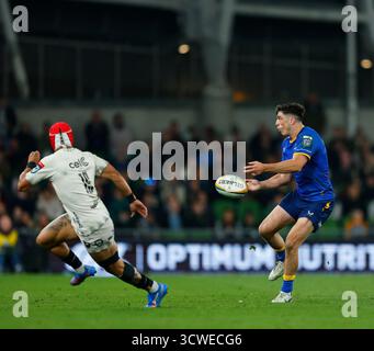 Aviva Stadium, Dublino, Irlanda. 11 ottobre 2025. United Rugby Championship, Leinster contro Sharks; Jimmy o'Brien di Leinster The Ball to the Outside Credit: Action Plus Sports/Alamy Live News Foto Stock