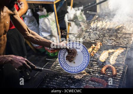 Lisbona, Portogallo - 21 giugno 2025 : carne alla griglia al Santos Populares Foto Stock