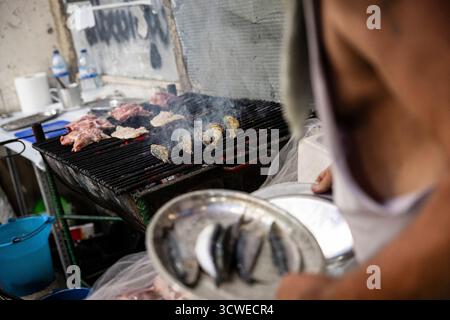 Lisbona, Portogallo - 21 giugno 2025: Sardine alla griglia al Santos Populares Foto Stock