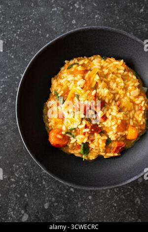 Pomodoro ciliegino e risotto al pomodoro essiccato al sole Foto Stock